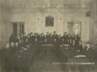 Групавое фота ў інтэр'еры