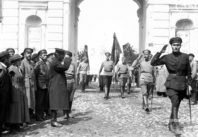 Калінін вітае чырвонаармейцаў у Магілёве